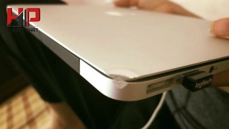 laptop bị cong vênh