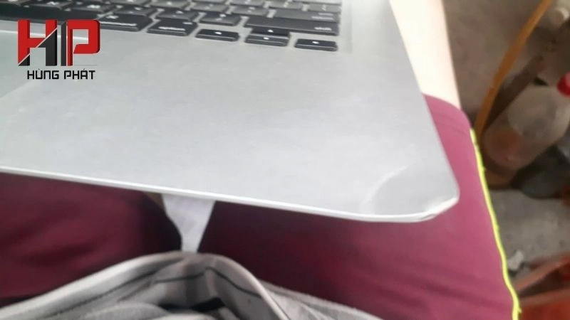 laptop bị cong vênh