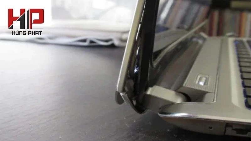 laptop bị gãy bản lề